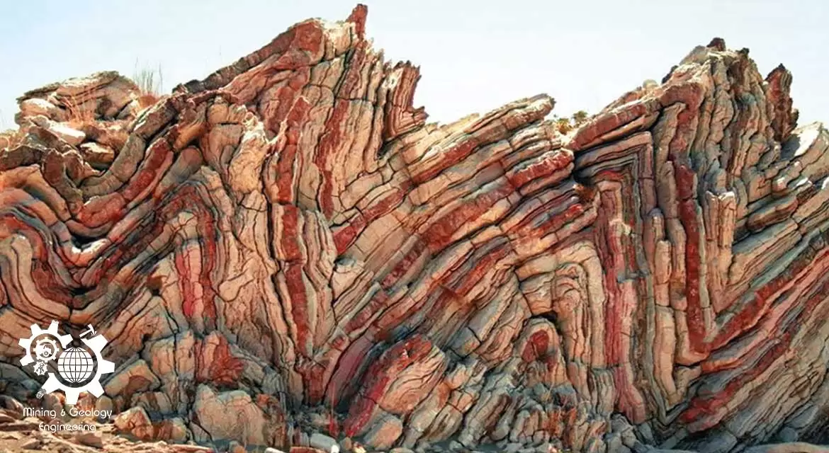 The-folds-of-the-rocks-at-position-Apoplystra-1 زمین شناسی ساختمانی